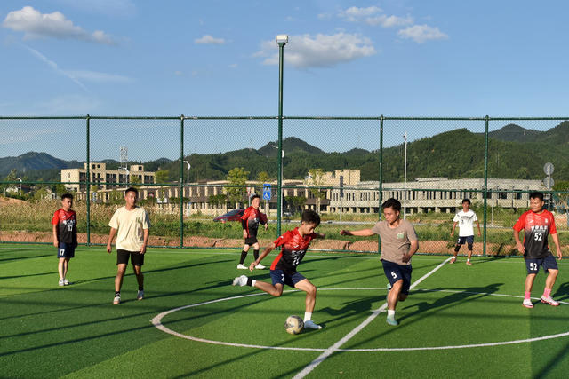 绿茵场上练踢球