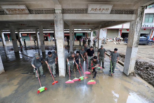 抗洪抢险 恢复重建工作 清理淤泥 保障群众生命

 