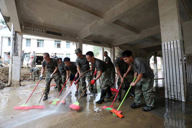 抗洪抢险 恢复重建工作 清理淤泥 保障群众生命

 