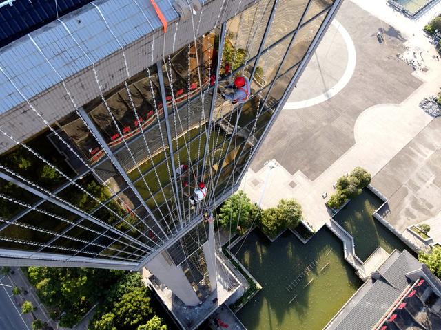 高温  城市  建设  灯光  灯塔  劳动者