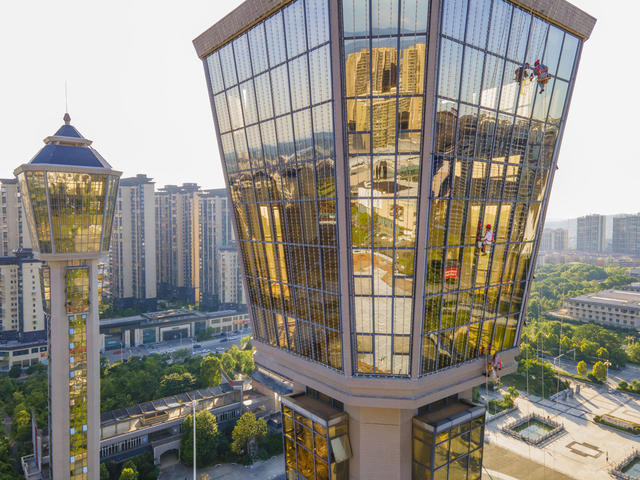 高温  城市  建设  灯光  灯塔  劳动者