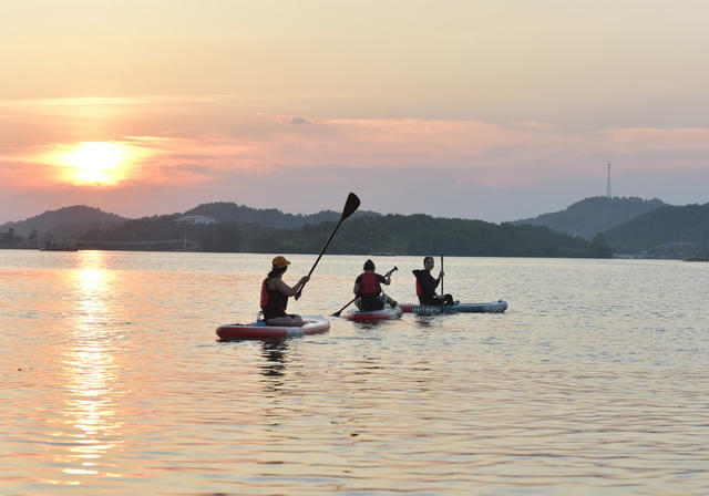 文化旅游  水上运动  夏天   水上摩托艇   浆板