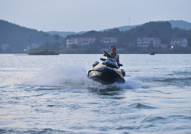 文化旅游  水上运动  夏天   水上摩托艇   浆板