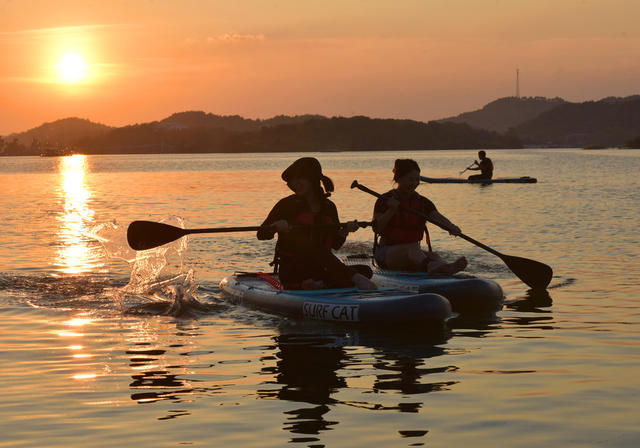 文化旅游  水上运动  夏天   水上摩托艇   浆板
