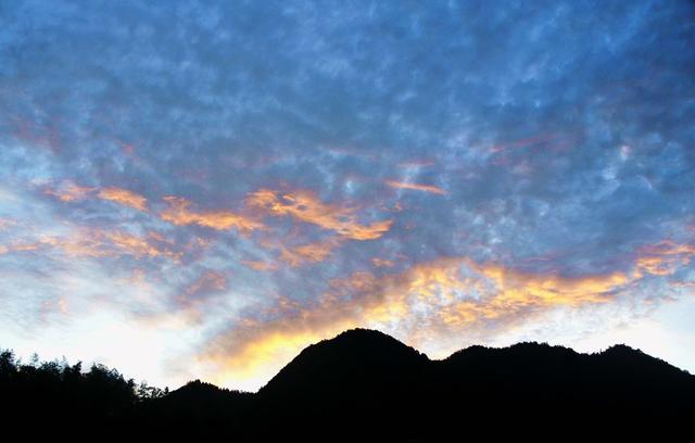 朝霞  山村  画卷