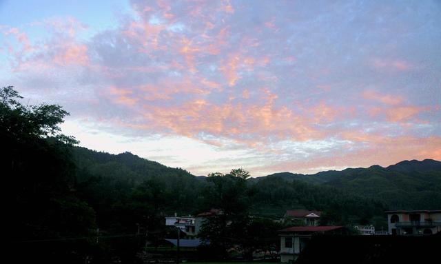 朝霞  山村  画卷