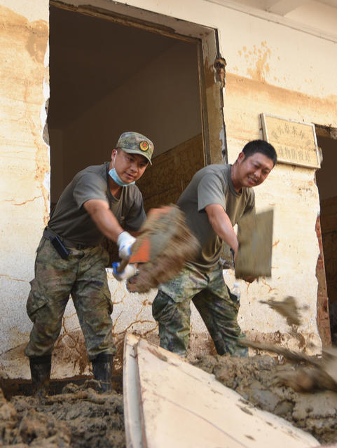  资兴     应急民兵   灾后清淤