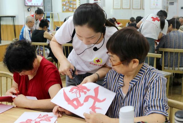 红十字 与老年朋友 浪漫度七夕