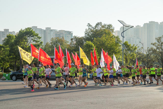 跑步  周末  拔河  健身  夏天  早上