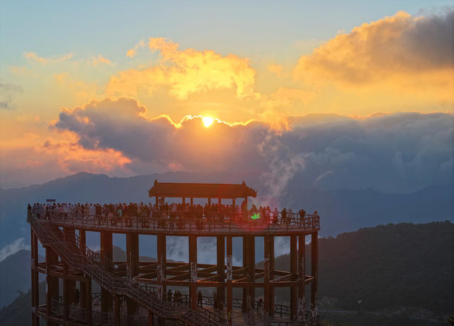 高山 凉 旅游热