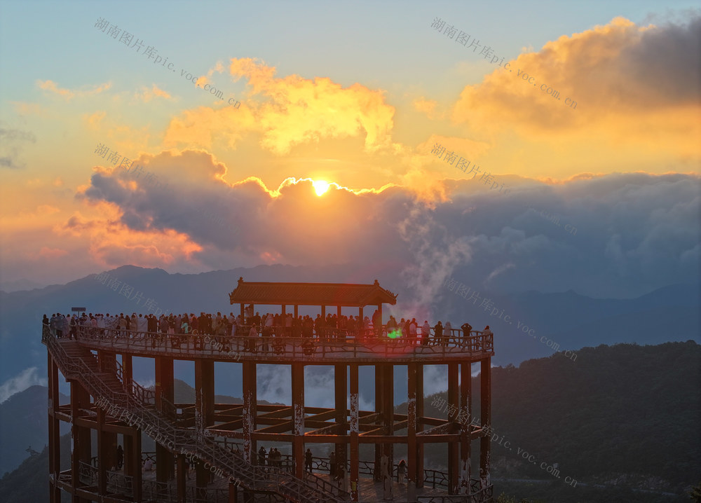 高山 凉 旅游热