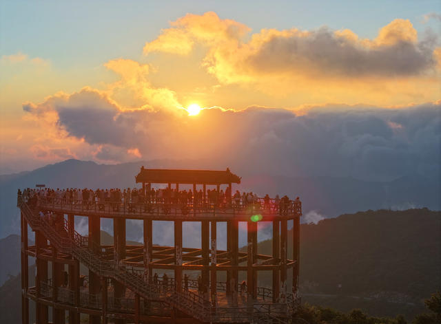 高山 凉 旅游热