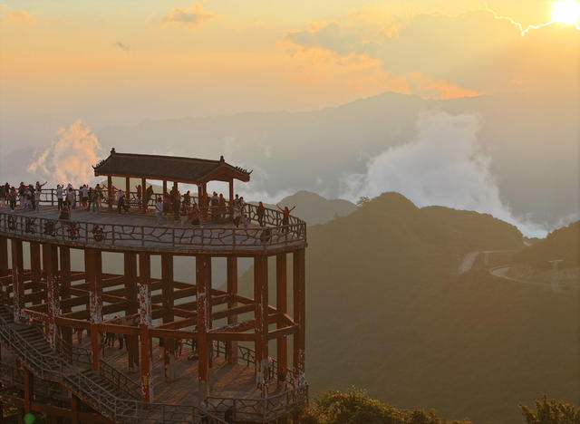 高山 凉 旅游热