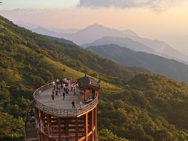 高山 凉 旅游热