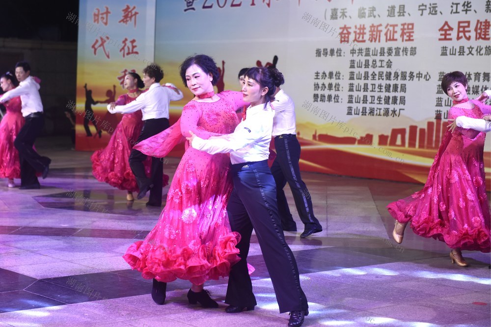 表演  舞蹈  广场舞  健身  群众 
   文化  休闲  风采  跳舞