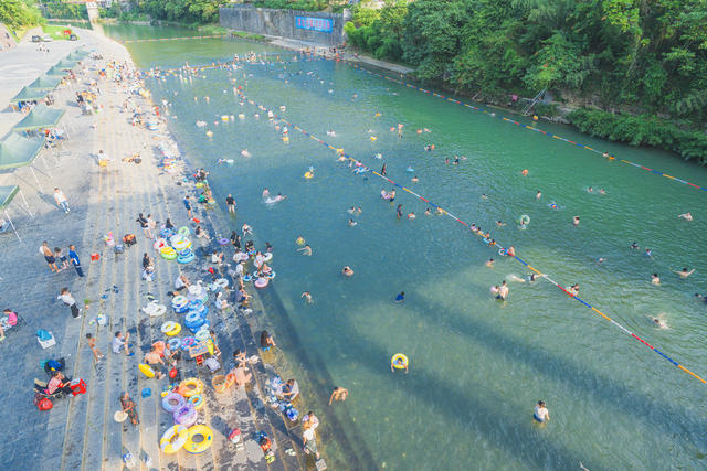 该市为减防“野浴”、便利民生，由水利部门选址在峒河、万溶江等河流修建四个天然浴场，目前“营庄滨河浴场”已建成投用