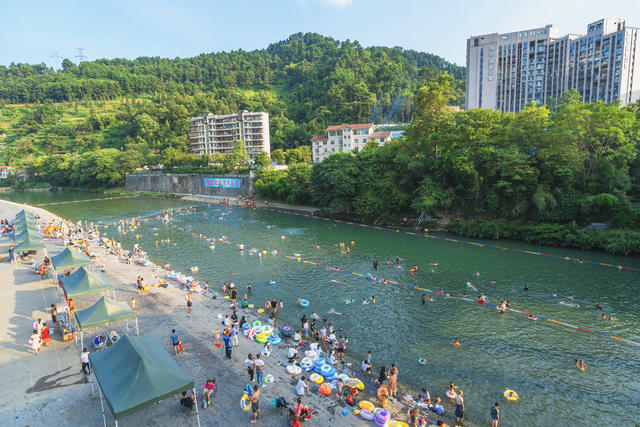 该市为减防“野浴”、便利民生，由水利部门选址在峒河、万溶江等河流修建四个天然浴场，目前“营庄滨河浴场”已建成投用