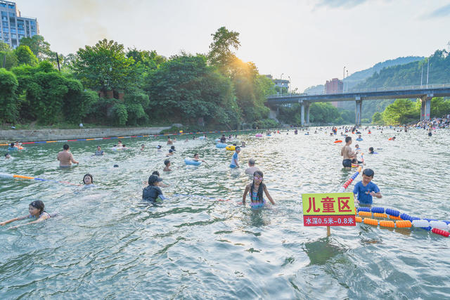 该市为减防“野浴”、便利民生，由水利部门选址在峒河、万溶江等河流修建四个天然浴场，目前“营庄滨河浴场”已建成投用
