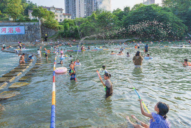 该市为减防“野浴”、便利民生，由水利部门选址在峒河、万溶江等河流修建四个天然浴场，目前“营庄滨河浴场”已建成投用