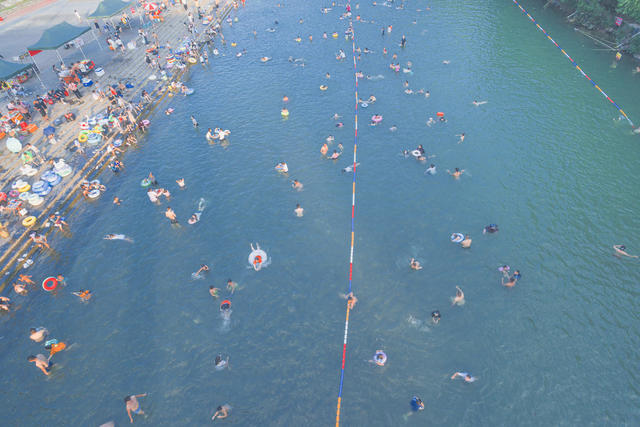 该市为减防“野浴”、便利民生，由水利部门选址在峒河、万溶江等河流修建四个天然浴场，目前“营庄滨河浴场”已建成投用