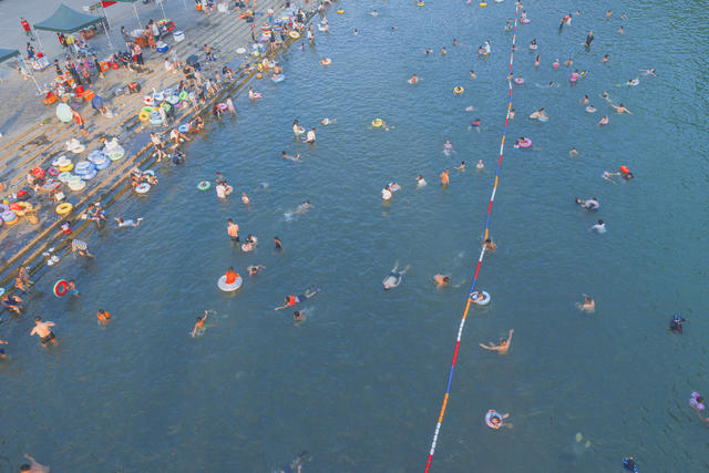 该市为减防“野浴”、便利民生，由水利部门选址在峒河、万溶江等河流修建四个天然浴场，目前“营庄滨河浴场”已建成投用