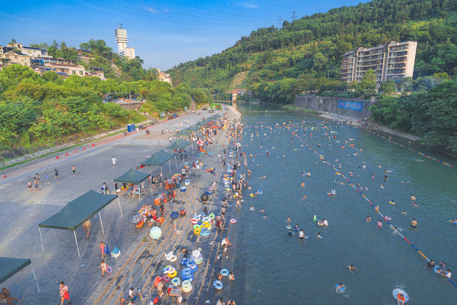 该市为减防“野浴”、便利民生，由水利部门选址在峒河、万溶江等河流修建四个天然浴场，目前“营庄滨河浴场”已建成投用