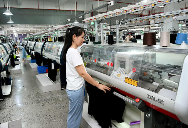 传统产业  转型升级 服饰 企业 订单产品 科技 创新 智能  生产线 企业新活力 “老底子”企业  改造升级   