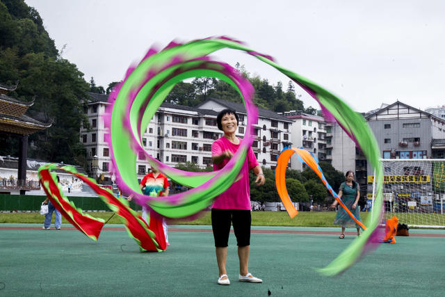 侗族 市民 广场 晨练 跳 绸舞