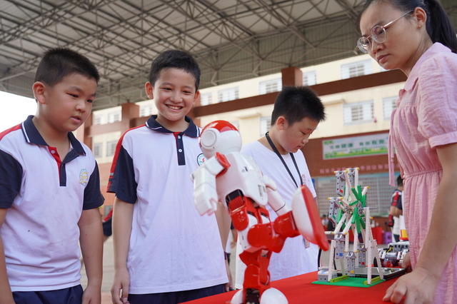 9月12日，中国流动科技馆在湖南省隆回县思源学校巡展，军用科技设备、机器人、电子狗、急救等科普展示项目吸引广大师生眼球。（罗理力 伍冬云 摄影报道）