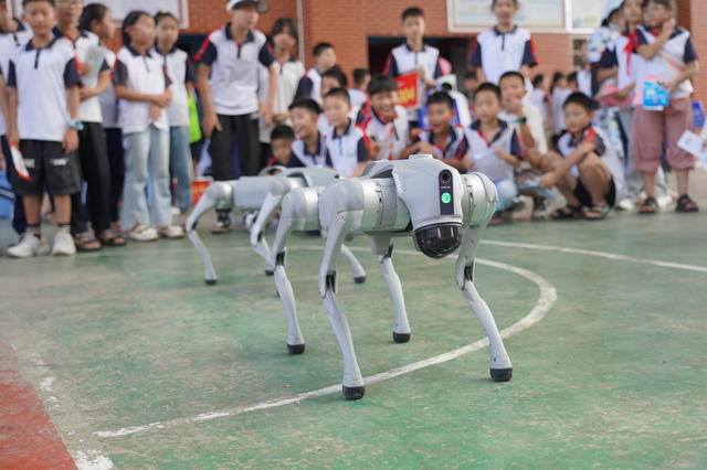 9月12日，中国流动科技馆在湖南省隆回县思源学校巡展，军用科技设备、机器人、电子狗、急救等科普展示项目吸引广大师生眼球。（罗理力 伍冬云 摄影报道）