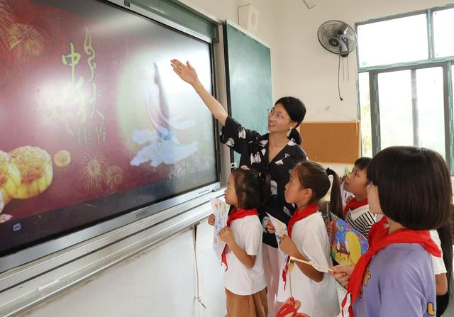   多彩活动迎中秋