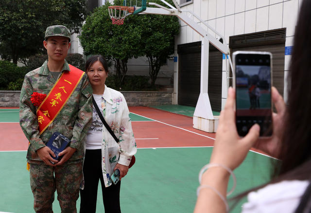 欢送新兵入伍