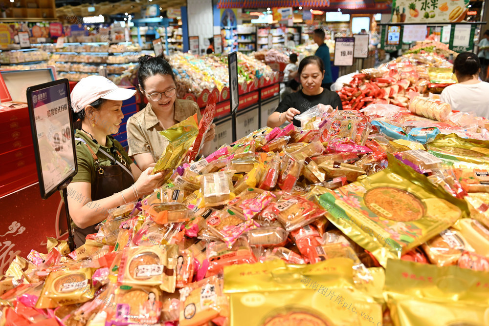 简装月饼 中秋节 消费 商品 食品 商场 超市 市场 消费者