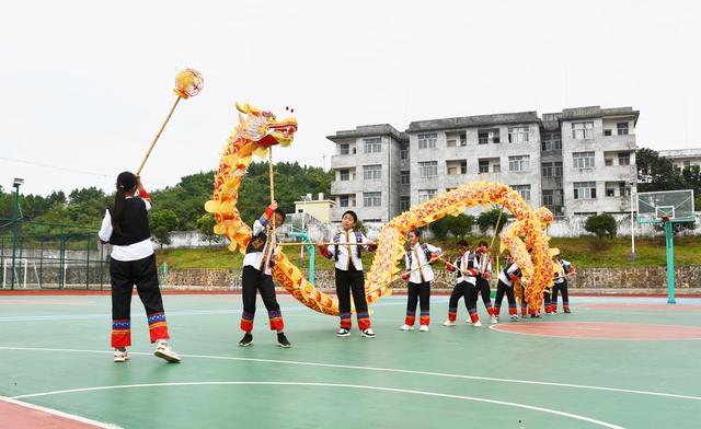 多彩课后服务   传承民族文化