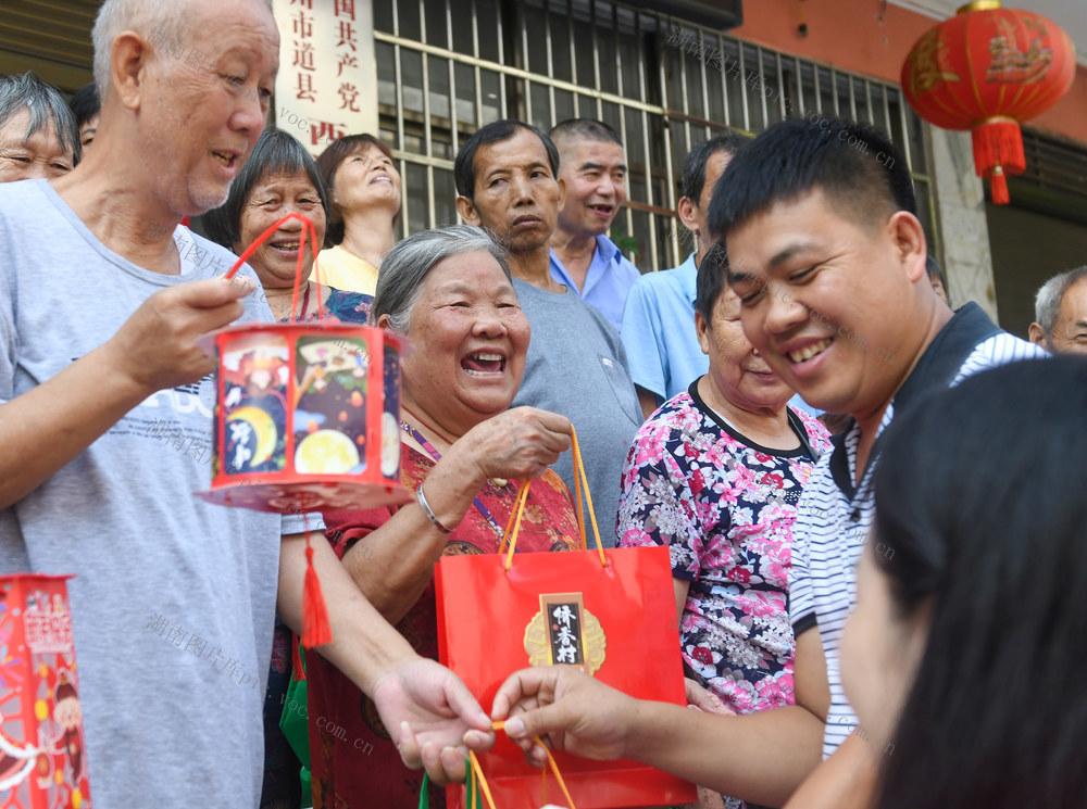 中秋
关爱老人  道县