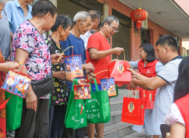 中秋
关爱老人  道县