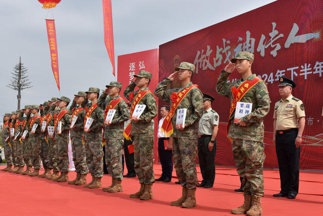 欢送新兵踏征程