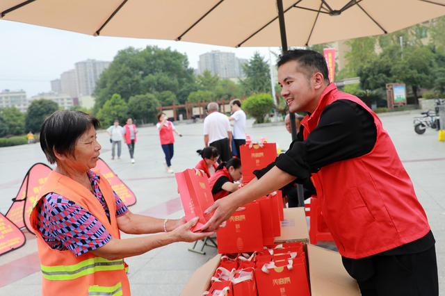 义剪  环卫工人  爱心  公益  免费 慰问