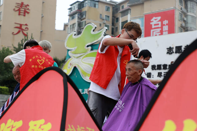 义剪  环卫工人  爱心  公益  免费 慰问