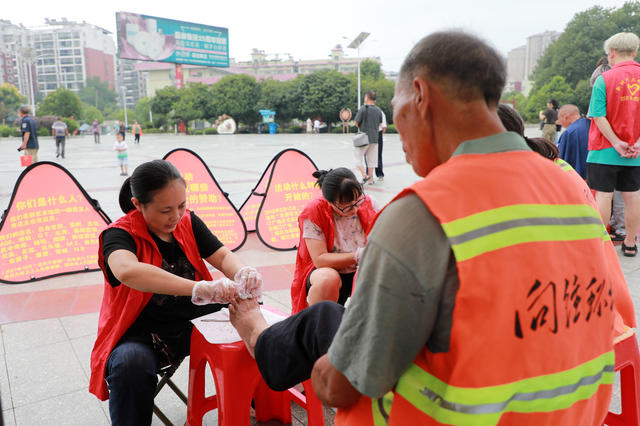 义剪  环卫工人  爱心  公益  免费 慰问