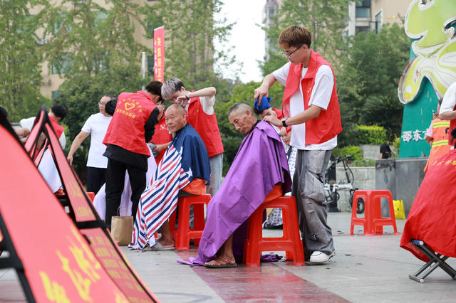 义剪  环卫工人  爱心  公益  免费 慰问