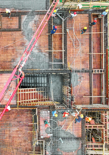 2024年9月15日，在湖南省永州市道县城区一建筑工地，工人们在浇筑混凝土。