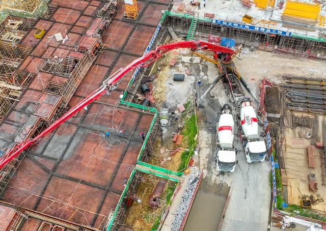2024年9月15日，在湖南省永州市道县城区一建筑工地，工人们在浇筑混凝土。