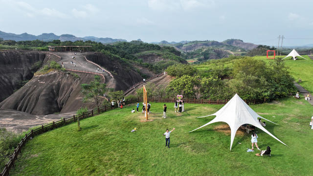 9月15日，湖南郴州苏仙区飞天山国家地质公园，游人正在打卡丹霞地貌飞天山。