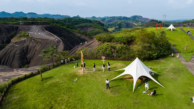 9月15日，湖南郴州苏仙区飞天山国家地质公园，游人正在打卡丹霞地貌飞天山。