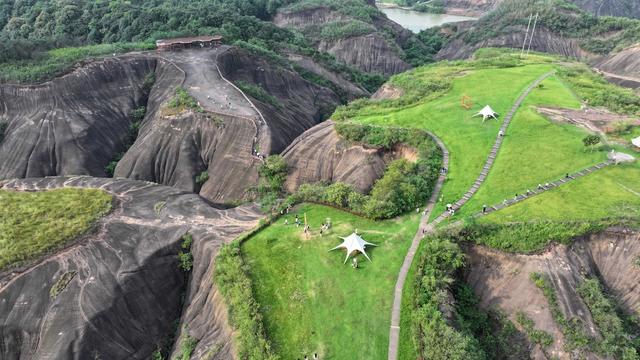 9月15日，湖南郴州苏仙区飞天山国家地质公园，游人正在打卡丹霞地貌飞天山。