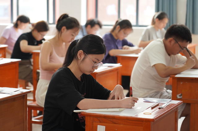 9月15日，2024年下半年中小学教师资格考试(笔试)开考，又一大拨在校大学生走进了考场，迈上了求取教师资格证之路。当天，在隆回县考区，共12247人参加了25908科次考试。近年来，随着教师行业吸引力的增加，中小学教师资格证考试“高热不退”。

（罗理力 罗德礼 报道）