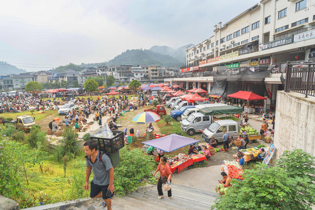 湘西迎来中秋和州庆两大喜庆节日  节庆期间湘西农贸大市场格外兴旺  数千群众在集市交易 