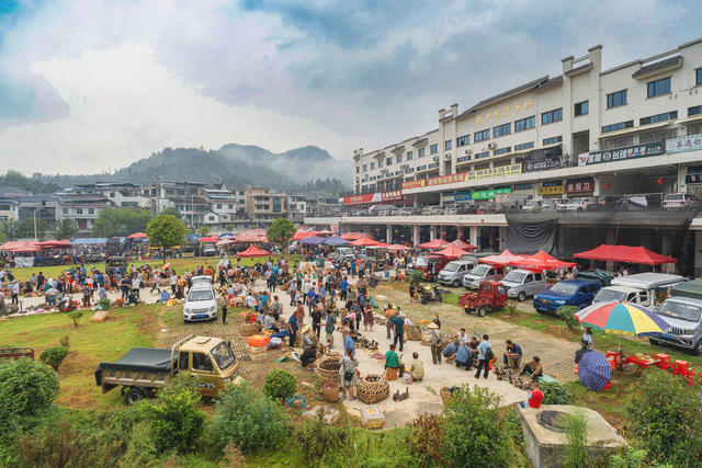 湘西迎来中秋和州庆两大喜庆节日  节庆期间湘西农贸大市场格外兴旺  数千群众在集市交易 