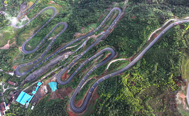 航拍  汽车   云雾飘渺  湖南  郴州市  苏仙区  五盖山旅游公路  郴州版天路  五盖山  盘山公路  蛇形弯  盘山路段  旅游公路  市民  海拔  四季美景  村民  乡村振兴  “富民公路” 